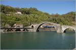 Der Trenitalia Regionalzug 6967 mit einem ATR 220  Swing  geführt, bei der Ponte della Maddalena, kurz vor dem Bahnhof Borgo a Mozzano.