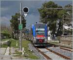 Der FS Trenitalia FSE ATR 220 012 auf der Fahrt von Putignano nach Martina Franca als Regionale 92131 erreicht Alberobello auf Gleis 1.

20. April 2023