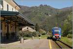 Der FS Trenitalia ATR 220 0024 verlässt als Regionalzug 6968 von Lucca nach Aulla Lunigiana den Halt Borgo a Mozzano.