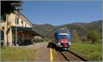 Der neue FS ATR 220 0024 verlässt als Regionalzug 6968 von Lucca nach Aulla Lunigiana den Halt Borgo a Mozzano.