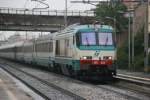 E 402 033 mit einem Schnellzug auf der Strecke Napoli - Salerno bei der Fahrt durch Pompei; 18.11.2007