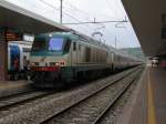 Ein Intercity von Rom nach Mailand während des Aufenthalts in Orte, April 2009