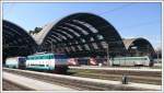 Im Regionalzug von Milano nach Lecce. 1.Tag (05.04.2011)
Immer wieder imposant, die Mailnder Bahnhofshalle mit drei ETR500, einer versprayten E402B und zwei unversehrten E 402B und E444.