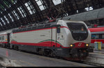 E.402 124 in Frecciabianca Lackierung steht am 8. Mai 2016 im Bahnhof Milano Centrale. Die Wagen des Zuges mit dem sie angekommen ist wurden bereits abgekuppelt.