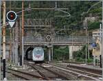 Als vor wenigen Jahren bei Cervia eine der schönsten Streckenabschnitte der Strecke Genova - Ventimiglia durch eine Tunnel-Variante ersetzt wurden, reiste im Vorfeld nochmals zahlreiche Fotografen an. 
Die 1868 eröffnete Strecken Genova - Savona. bzw. 1972 in Betrieb genommene Fortsetzung   Savona Ventimiglia führte vielerorts durch eine schwierige Topografie und wurde grösstenteils dem Meer entlang und durch die Ortschaften trassiert. 
Die Strecke wurde est mit Drehstrom elektrifiziert, später als V 25 000/ 50 Hz projektiert, um dann 1964/1967 schlussendlich mit dem FS Gleichstrom 3000 versorgt zu werden. 
Doch bereits um diese Zeit genügte die Einspur-Strecke dem Meer entlang nicht mehr dem zunehmenden Verkehr, so das Ende der 1960er im Raum Genova erste Neubautrassierungen erfolgen. 1977 folgte mit dem Abschnitt Varazzo - Finale Ligure ein erste länger Neubauabschnitt. Mit der Zeit folgten weiter westlich weitere, doch in Finale Ligure treffen sich nun der erste Neubauabschnitt mit dem letzten noch ursprünglichen Streckenabschnitt. Dies ist auch das Motiv der Bilder von Finalie Ligure, hier verlässt  der FS Trenitalia IC 631 die einspurige, 1136 Meter lange  Galleria Caprazoppa .
Fotostandpunkt: Bahnsteigende)
16. September 2023