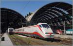 Der ES 9809 (Freccia Bianca) nach Taranto verlässt Milano Centrale. Erstaunlich wie sauber der Zug ist und erstaunlich, dass in Italien auch Hochgeschwindigkeitszüge Scherenstromabnehmer habe.
5. Mai 2014