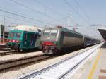 E405 011 und Doppelstocksteuerwagen in Venedig Mestre