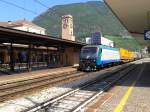 E 412.009 mit einem Güterzug in Richtung Süden am 1.9.2015 bei der Durchfahrt in Bolzano/Bozen.