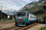 FS-Trenitalia E 412 013 und eine Schwesterlokomotive durchfahren am 03.09.10 mit einer RoLa den Bahnhof Colle Isarco/Gossensaß in Richtung Verona.