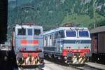 FS E.424 314 mit einem Regionalzug in Richtung Bolzano wartet auf die Abfahrt, 
E.652 067 wartet noch auf die nchste Leistung (Bahnhof Brennero/Brenner, XX.08.1998); digitalisiertes Dia.