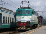 E 424 320 (nuova livrea)umfhrt ihren Zug in Carnate Usmate zwischen Monza und Lecco. (16.04.2002)