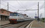 Ziemlich schnell fährt die E 444-109 mit dem IC 506 von Ventimiglia nach Roma Termini durch den Bahnhof Orbetello Monte Argentario; von hier aus fährt ein Bus nach Santo Stefano von wo