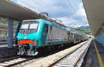 E 464 581 hat mit dem R 23708 (Sestri Levante - Savona) pünktlich den Endbahnhof Savona erreicht und wartet nun auf dem Kopfgleis auf die Rückfahrt, 07.09.2018.