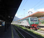 464 396 steht im Bahnhof von Domodossola(I) mit einem italienischer Regionalzug von Domodossola(I) nach Milano-Centrale(I). 
Aufgenommen von Bahnsteig in Domodossola(I).
 Bei Sommerwetter am Nachmittag vom 29.7.2019.