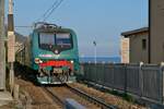 E 464 482 am 17.10.2021 mit den Wagen des RV 3132 von Torino Porta Nuova nach Ventimiglia kurz vor einem Bahnübergang in Pietra Ligure.
Aufnahmestandort hinter einer niedrigen Mauer (nicht sichtbar) und einem Geländer (verschwommen sichtbar).