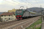 Die E464 294-4 I-TN der Trenord schiebt ihren Regionale Chiasso - Milano Porta Garibaldi entlang des Stadtrands von Como hinauf nach Como-Camerlata. Bevor der Güterverkehr durch einen Tunnel geleitet wurde, war hier Schiebebetrieb notwendig. Mein Standort ist gegenüber der fast tausendjährigen Kirche Sant Abbondio und nur wenige Meteer von der Stelle entfernt, wo ich 44 Jahre früher mein erstes Foto eines Zuges der FS gemacht habe.
Como, 17. März 2023, 17.22 Uhr