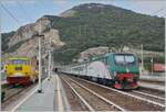 Finale Ligure mit einem doch recht ungewöhnlichem Zug: Der Trenord Regio 3090 fährt von Bergamo (ab 7:07) nach Ventimiglia (11:48). 

16. September 2023