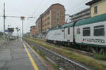 Der Blick in Richtung Milano zeigt imposante Häuser am Rand des Bahnhofs Domodossola, im Hintergrund das Stellwerk. Im Vordergrund wartet die E464 239 der Trenord auf Abfahrt.
Donnerstag, 19. Oktober 2023