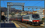 E464.313 der Trenitalia fährt am 19.02.2023 mit dem ICN 794 Reggio di Calabria - Torino durch La Spezia Centrale.