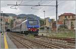 Die FS Trenialia E 464 673 ist mit ihrem RE 3155 von Torino Porta Nuova (ab 06:25) via Fossano, Savona nach Ventimiglia (an 10:47) unterwegs und verlässt nach dem Abwarten des Gegenzugs den