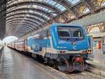 464 344 in den neuen IC-Farben der Trenitalia, fotografiert am 17.07.2024 um 18:31 Uhr im Bahnhof Milano Centrale. 