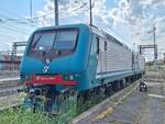 464 091 der Trenitalia zusammen mit einer Schwesterlokomotive, fotogarfiert am 17.07.2024 um 16:20 Uhr im Bahnhof Bologna Centrale. 