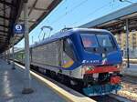 464 675 steht am 16.07.2024 um 11:22 Uhr vor einem Regionalzug nach Verona im Bahnhof Bologna Centrale. 