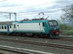 E 464 147 schiebt einen Treno Regionale in Richtung Norden auf der Hochgeschwindigkeitsstrecke Firenze - Roma. (11.04.2008)