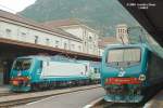 Bozen Hbf am 29.08.2004, recht die Lok 464 044 des Zuges R 2258 Bologna - Brenner, links ebenfalls eine BR 464 mit dem Zug R 20455 Bozen - Meran.