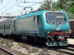 Eine E 464 beim Halt in San Vincenzo am 26.05.2009.