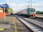 28.7.2010 19:20 FS E.464 416 schiebt einen Regionalzug (R) von Firenze S.M.N. nach Grosseto aus dem Bahnhof Cecina.
