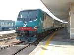 E 464-067 mit Wendezug wird am 02.02.2006 von einer Diesellok D 143 vom Abstellbahnhof in den Personenbahnhof Catania C geschoben (Stromabnehmer abgebgelt).