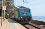 Trenitalia E464.664, Bj. 2012, mit Regionalzug R 24496 La Spezia C.le – Sestri Levante fhrt in Hp. Manarola [Cinque Terre] ein; 09.05.2013 