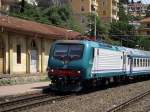 E464 523 fährt mit einem Regionalzug in Bhf Imperia Porto Maurizio ein am 19.06.2013.
Seit einigen Jahren werden alle lokbespannte Regionalzüge auf der Linie Genua-Ventimiglia nur mit diesem Baureihe bespannten.
Diese Lokomotiven haben eine Besonderheit: sie haben nur ein Führerstand; am anderen Ende befindet sich ein Mehrzweck-/Gepäckabteil, ein Hilfsführerstand für Rangierfahrten sowie ein Wagenübergang mit Gummiwulst.