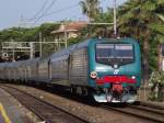 Der R 10184 rauscht durch den kleinen Bahnhof Cervo am 03.06.2014. Zuglok ist E464.597. 