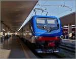 Mit neuen, frischen und einladenden Farben zeigt sich der FS Trenitalia Nahverkehr von der schönsten Seite: die E 464 651 mit einen Regionalzug in Firenze. 
21. April 2015