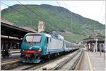 E464 040 mit Regio nach Meran in Bozen/Bolzano.Im Hintergrund erkennt man die Kabel der Rittner Luftseilbahn.