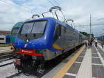 E 464 451 mit einem Regionalzug aus Bassano del Grappa am 24.08.2015 im Bahnhof Venezia Santa Lucia.