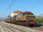 E626 428 am 26. Oktober 2013 mit historischem Zug fr die DGEG zwischen Roccapalunga-Alia und Caltanissetta Xirbi.