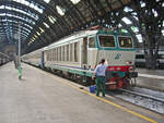 Sonntag den 28.09.2008 um 14:10 Uhr in Milano (I). Der Fensterreiniger im Bahnhof Milano Centrale. Beachtlich ist die Reichweite des Reinigungsmittels vom Reiniger zum Fenster der Lokomotive. Anscheinend steht der Behälter unter Druck. Bei der Lokomotive handelt es sich um eine E 632 mit der Nummer 009 (E632 009). UIC Nummer der Lok: 91 83 2632 009-3. Dieser Loktyp wird auch  Tigre  genannt. Sie hat die Achsfolge B’ B’ B’  (3 Fahrmotoren). Baujahr 1982 – 1987. Dienstgewicht: 103t. Höchstgeschwindigkeit 160 km/h. Hier handelt es sich um einen Regionalzug von Milano Centrale nach Savona. Zugnummern: 1755 von Milano Centrale (ab 14:20 Uhr) über Genova Piazza Principe, danach 1754 von Genova Piazza Principe bis Savona (an 17:02 Uhr). Abfahrbereit auf Gleis 12. Koordinaten GMS (Grad, Minuten, Sekunden): N 45° 29’ 15.0’’ O 9° 12’ 21.0’’