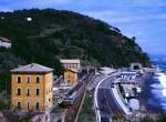 E633 007 ist bei Genova Vesima in Richtung San Remo unterwegs mit Nahverkehrszug 11250, 10.09.1994.