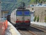 E633.236 durchfhrt auf der Ferrovia Ligure, Bf. Corniglia [Cinque Terre], Fahrtrichtung La Spezia/Sd; 09.05.2013