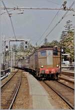 Die FS E 636 072 erreicht mit einem Schnellzug den Bahnhof von San Remo.