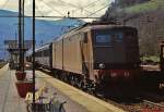 E 636 251 bei einem kurzen Zwischenhalt im Bahnhof Bressanone/Brixen. Zum Zeitpunkt der Aufnahme im Mrz 1985 waren die vierachsigen Centoporte-Wagen, die entfernt an die Abteilwagen der Preussischen Staatsbahn erinnerten, auf der Brennerbahn noch immer unentbehrlich.