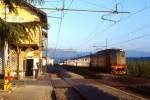 Von der Abendsonne angestrahlt fährt E 636 175 im September 1986 durch den Bahnhof Terlan-Andrian/Terlano-Andriano