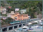 Eine E646 fhrt mit ihrem IR aus La Spezia kommend, durch die Ortschaft Monterosso (Cinque Terre) (27.04.2007)