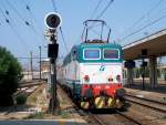 646 095 schiebt den Wendezug Florenz - Livorno aus dem Bahnhof in Pisa (10.08.2003)  
