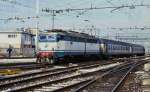 FS Elektrolok E 646117 fhrt mit einem Zug vom Festland kommend in den 
Bahnhof Venedig Santa Lucia am 15.10.2002 ein.