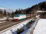 Die E 652 107 mit einem Schiebewandwagenzug am 20.01.2018 unterwegs bei Tarvisio.