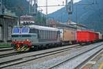 FS E 652 066 hat einen Roadrailerzug der BTZ (Bayerische Trailerzug Gesellschaft fr bimodalen Gterverkehr) zur Weiterbefrderung in Richtung Bolzano bernommen (Bahnhof Brennero/Brenner, 28.07.1999); digitalisiertes Dia.